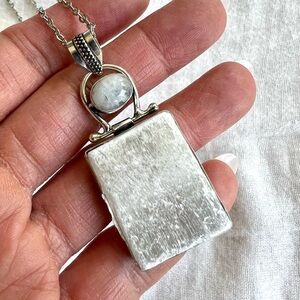 Elegant Silver Pendant Necklace